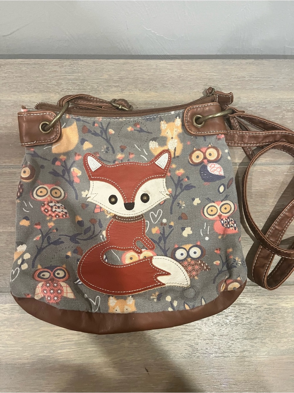 Gray Fox Appliqué Crossbody Bag with Brown Trim